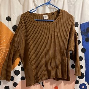 Perfect for fall! Brown semi-cropped sweater.